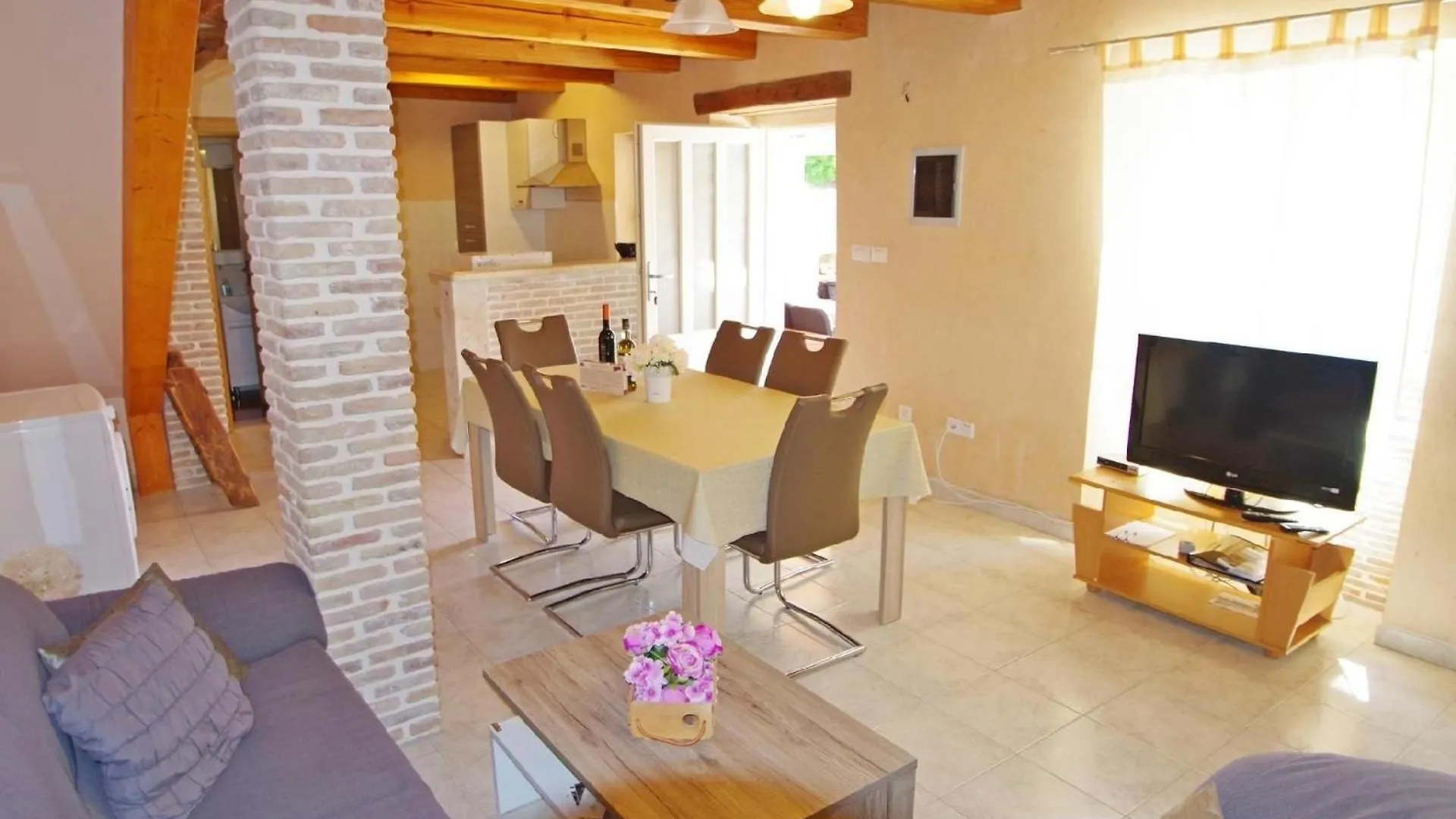 Ferienhaus In Kavran Mit Terrasse Und Grill Feriehus